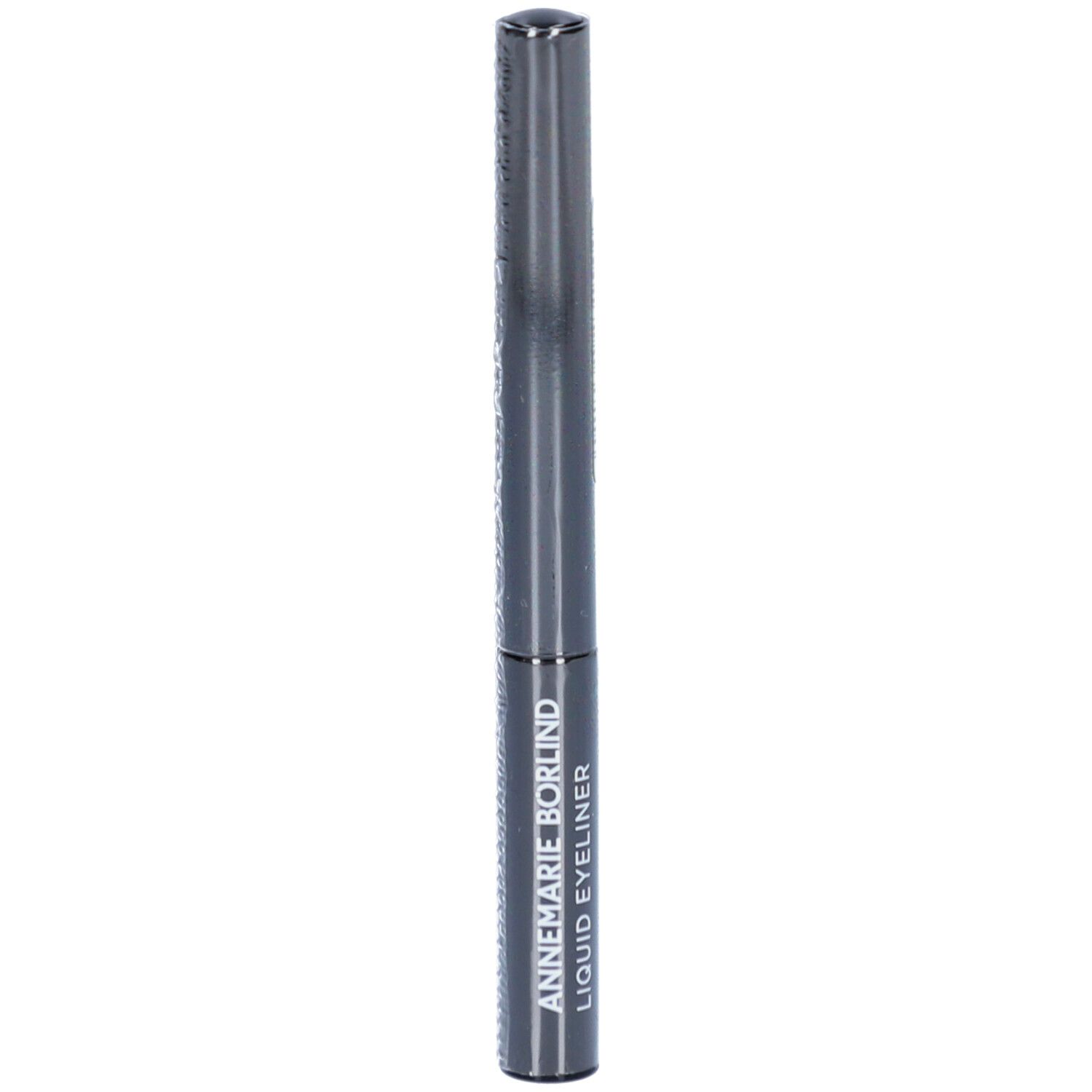 Schwarzer flüssiger Eyeliner in einer zylindrischen Hülse. Auf der Hülse steht in weißer Schrift: ANNEMARIE BÖRLIND LIQUID-EYELINER. Vertikale Ausrichtung.