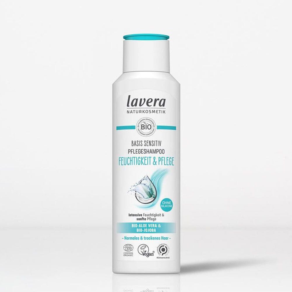 Weiße Flasche mit blauem Deckel. Text: lavera, Basis Sensitiv Pflegeshampoo Feuchtigkeit & Pflege. BIO-Aloe Vera & Bio-Jojoba.