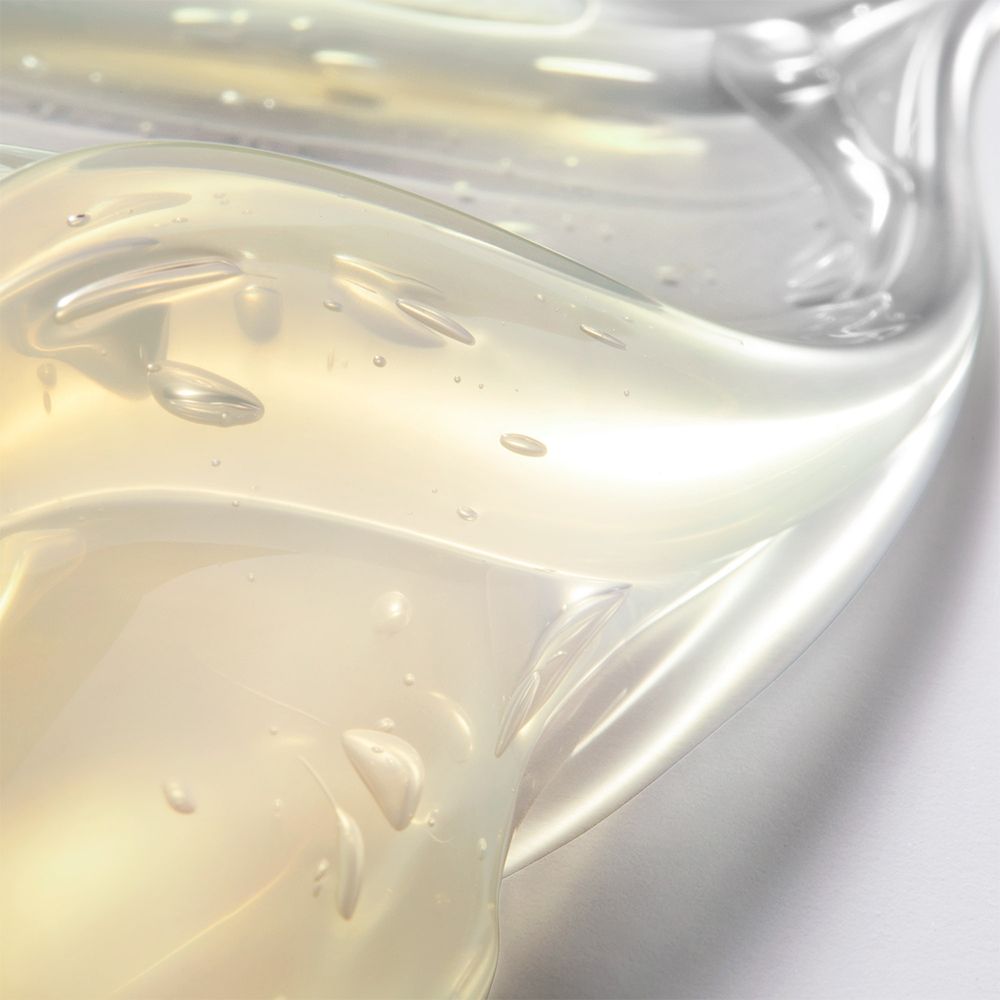 Nahaufnahme einer transparenten, gelblichen Gelmasse. Einige kleine Bläschen sind sichtbar.