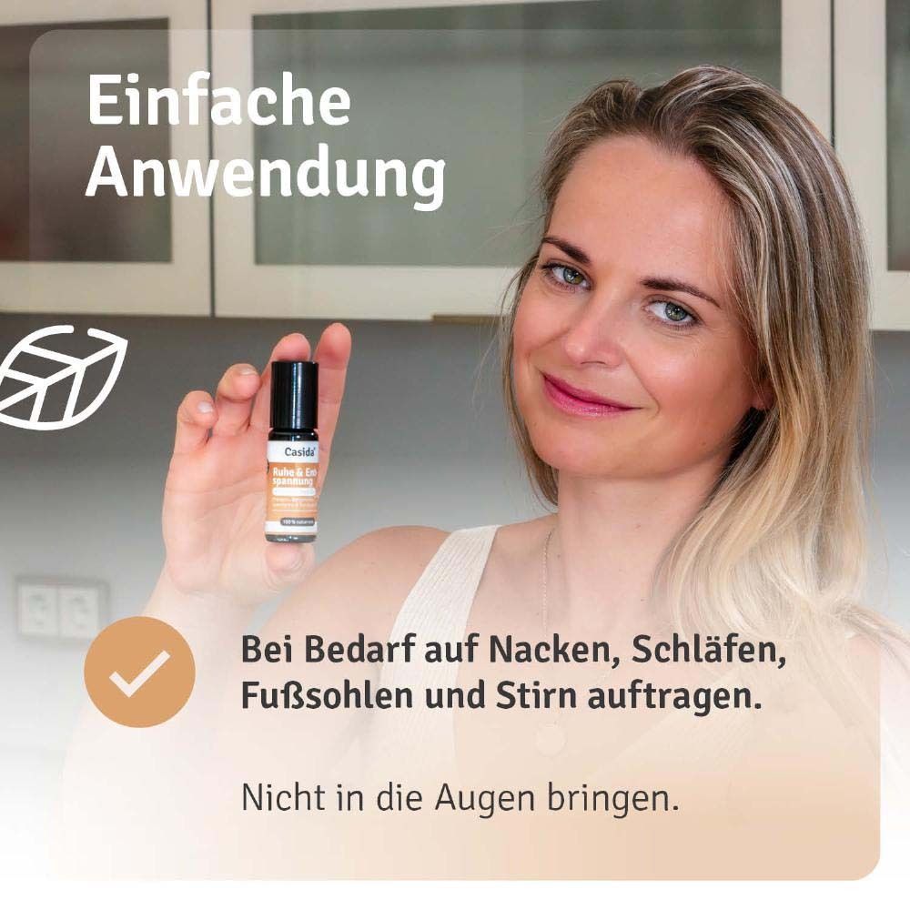 Frau hält Roll-On-Flasche. Text: Einfache Anwendung. Bei Bedarf auf Nacken, Schläfen, Fußsohlen und Stirn auftragen.