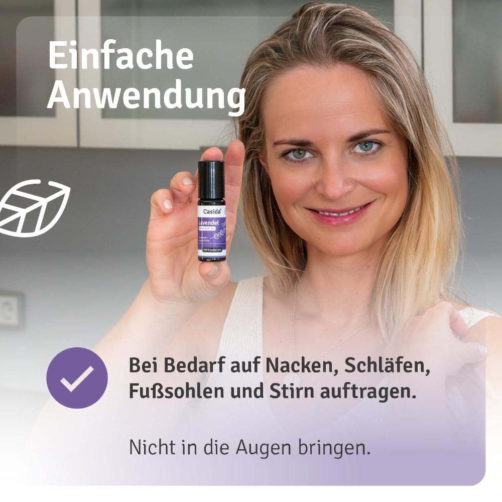 Frau hält Roll-On-Flasche. Text: Casida Lavendel Relax Roll-On. Anwendung: Nacken, Schläfen, Fußsohlen, Stirn.