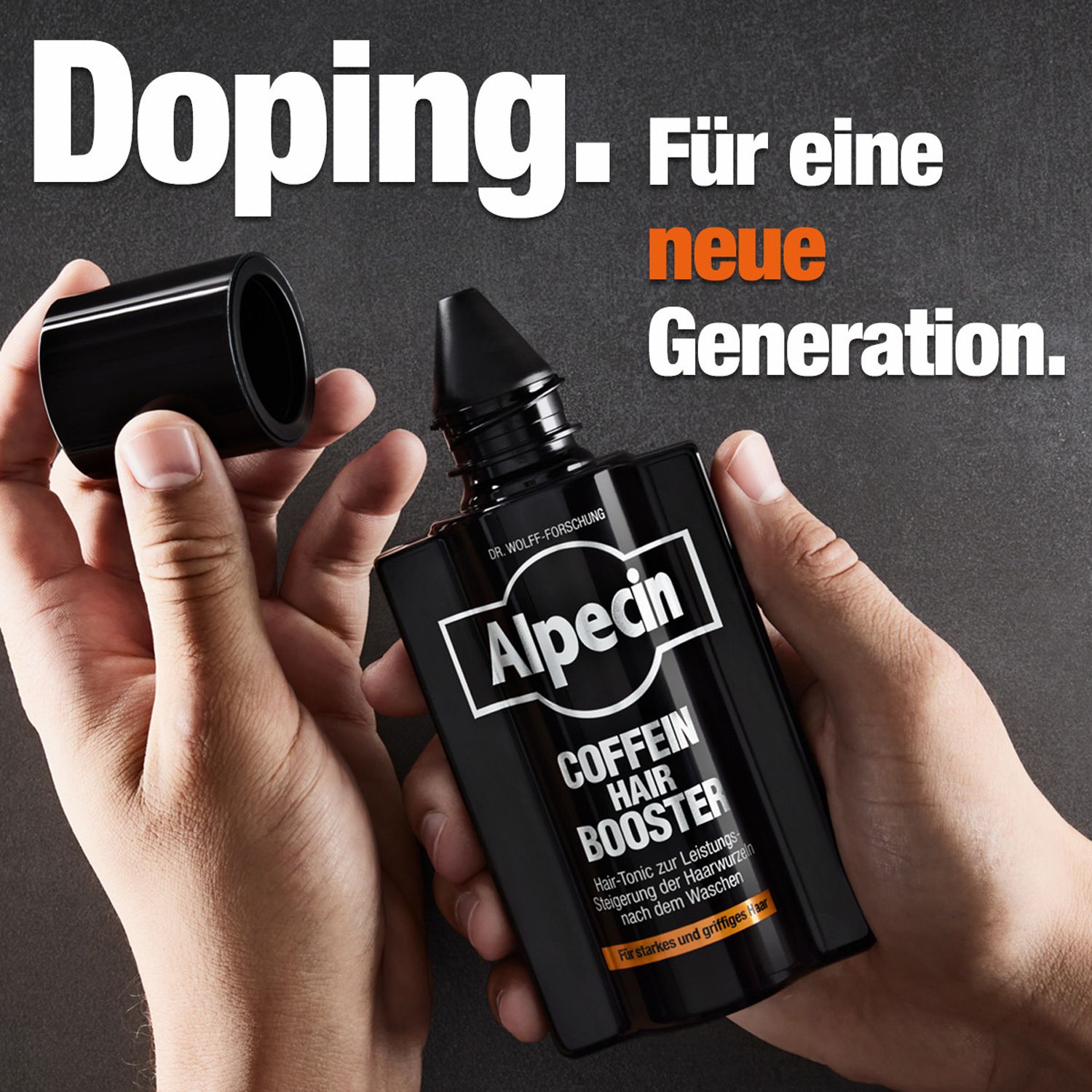 Hände halten eine schwarze Flasche und einen Deckel. Aufschrift: Alpecin Coffein Hair Booster.