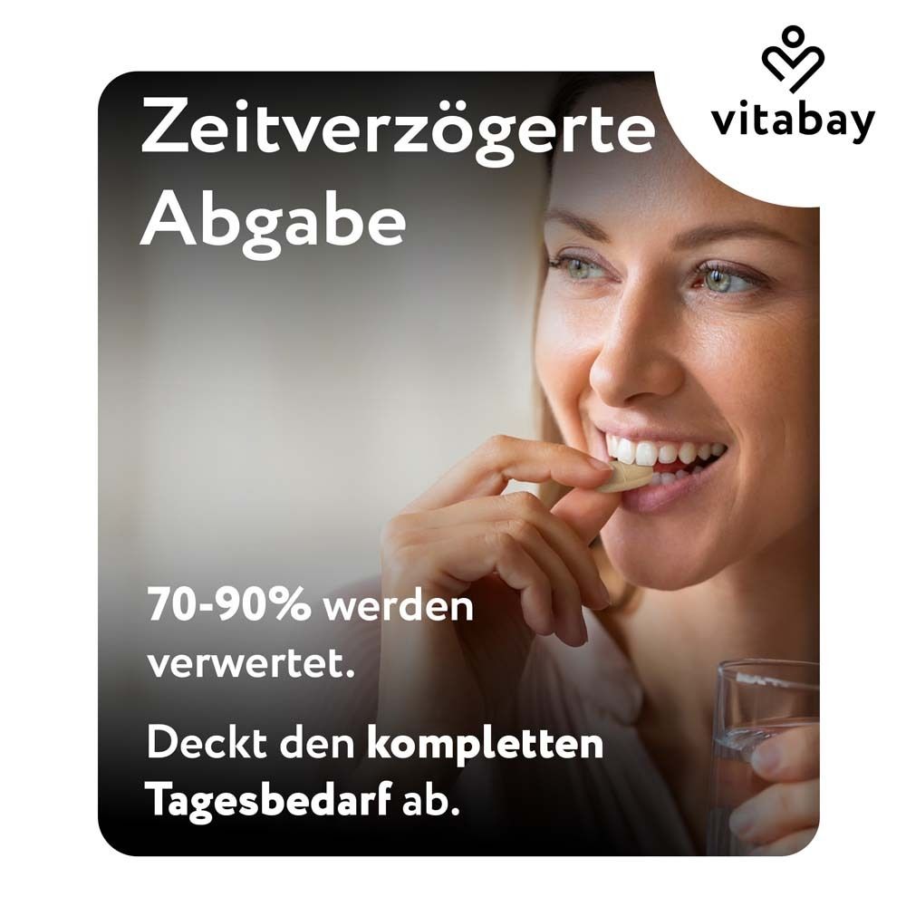 Frau nimmt Tablette. Text: Zeitverzögerte Abgabe. Deckt den kompletten Tagesbedarf ab. vitabay Logo.