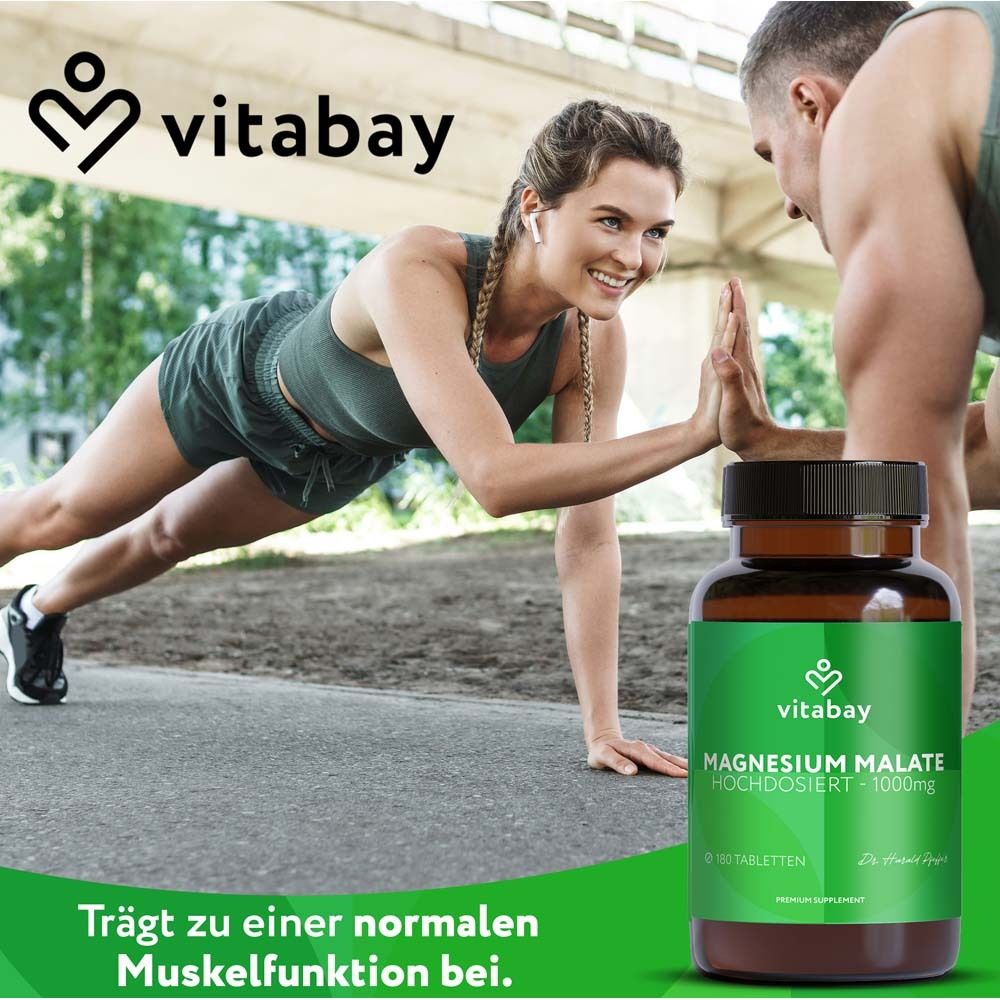 Frau und Mann beim Sport. Braune Flasche „vitabay Magnesium Malat 1000 mg“. Text: „Trägt zu einer normalen Muskelfunktion bei.“