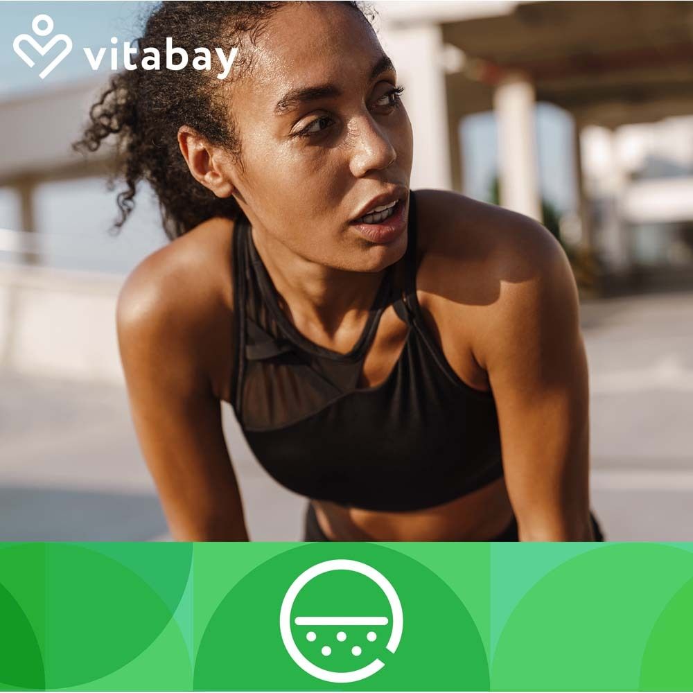 Eine Frau, die sich nach dem Training ausruht. Im Hintergrund ein grünes Logo von Vitabay.