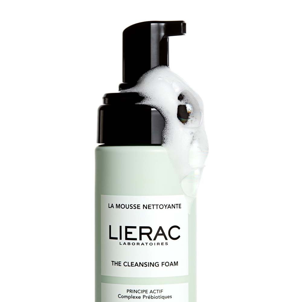 Grüne Flasche mit schwarzem Pumpkopf. Schaum tritt aus. Aufschrift: LIERAC, THE CLEANSING FOAM.