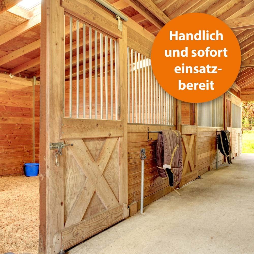 Holzstall mit geöffneter Tür. Orangefarbener Kreis mit Text: Handlich und sofort einsatzbereit.