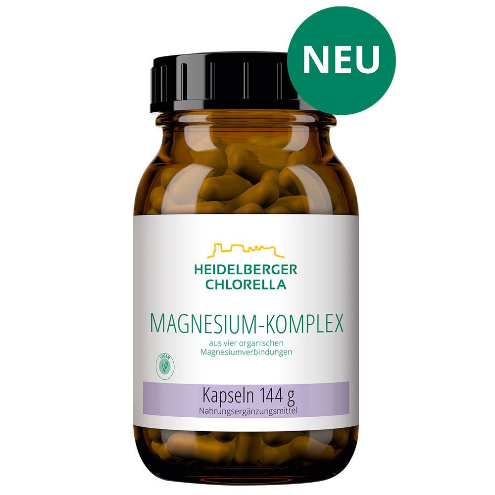 Braune Glasflasche mit Kapseln. Auf dem Etikett steht: Heidelberger Chlorella Magnesium-Komplex, Kapseln, 144 g. Mit "NEU" Aufkleber.