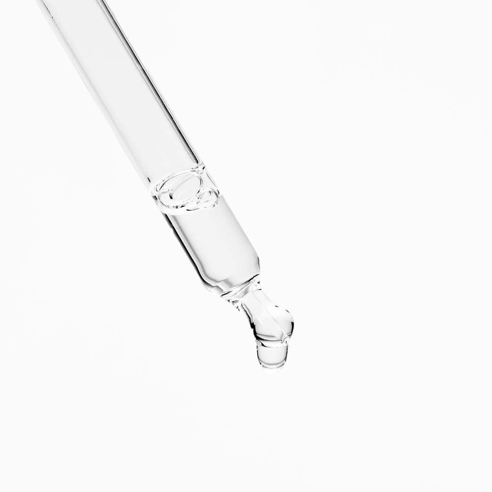 Glaspipette mit Serum. Tropfen am Ende.