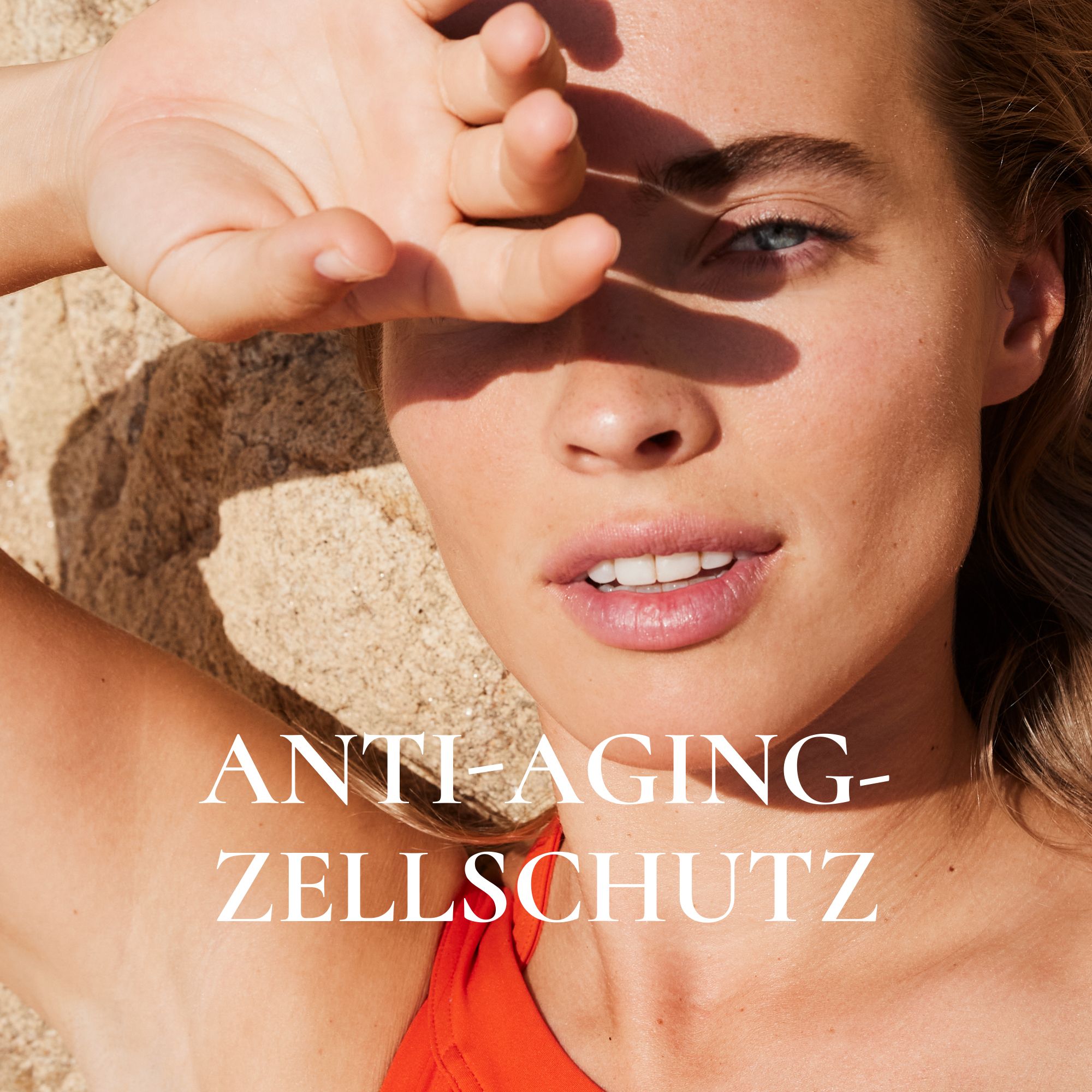 Nahaufnahme einer Frau, die ihre Hand über ihr Gesicht hält. Text: ANTI-AGING-ZELLSCHUTZ.