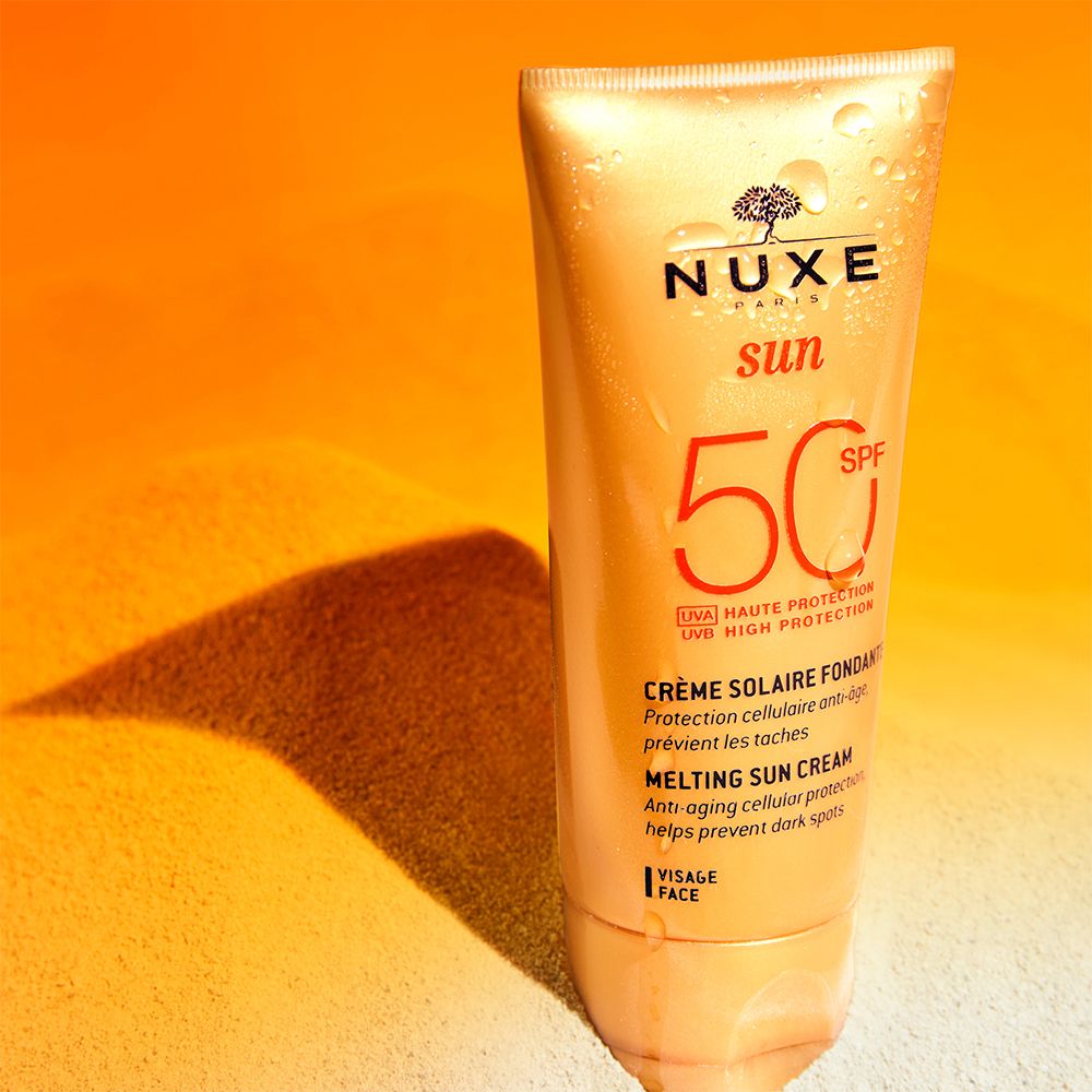 Sonnencreme-Tube mit Text. Aufschrift: NUXE Sun, 50 SPF. Text: Crème Solaire Fondante, Melting Sun Cream. Gelber Hintergrund.
