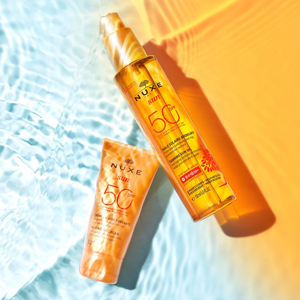 Zwei Sonnenpflegeprodukte. Aufschrift: NUXE Sun, 50 SPF. Text: Crème Solaire Fondante, Melting Sun Cream. Öl.