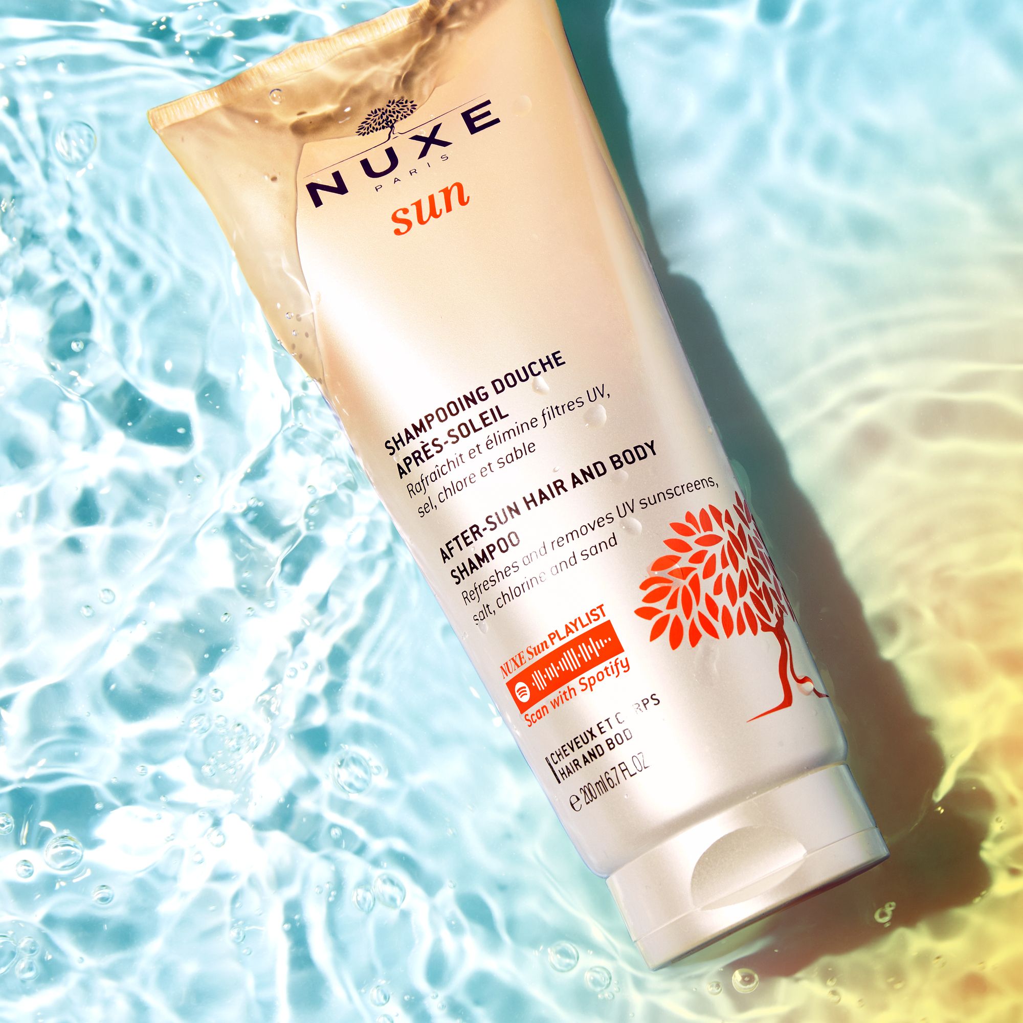 NUXE Sun After-Sun Shampoo und Duschgel in Wasser. Produktverpackung mit Logo und Text.