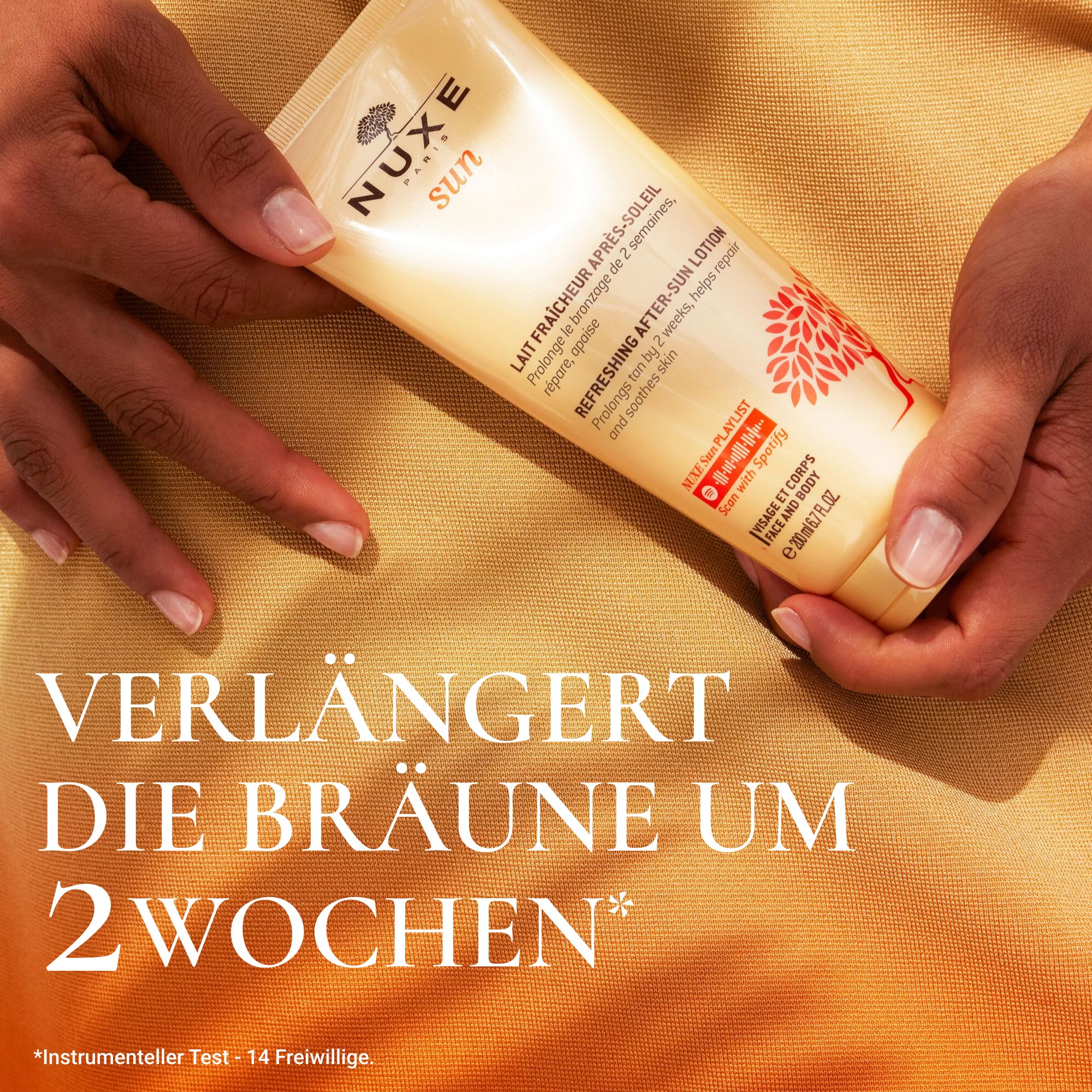 Hände halten eine Tube NUXE Sun After-Sun-Lotion. Text: Verlängert die Bräune um 2 Wochen.