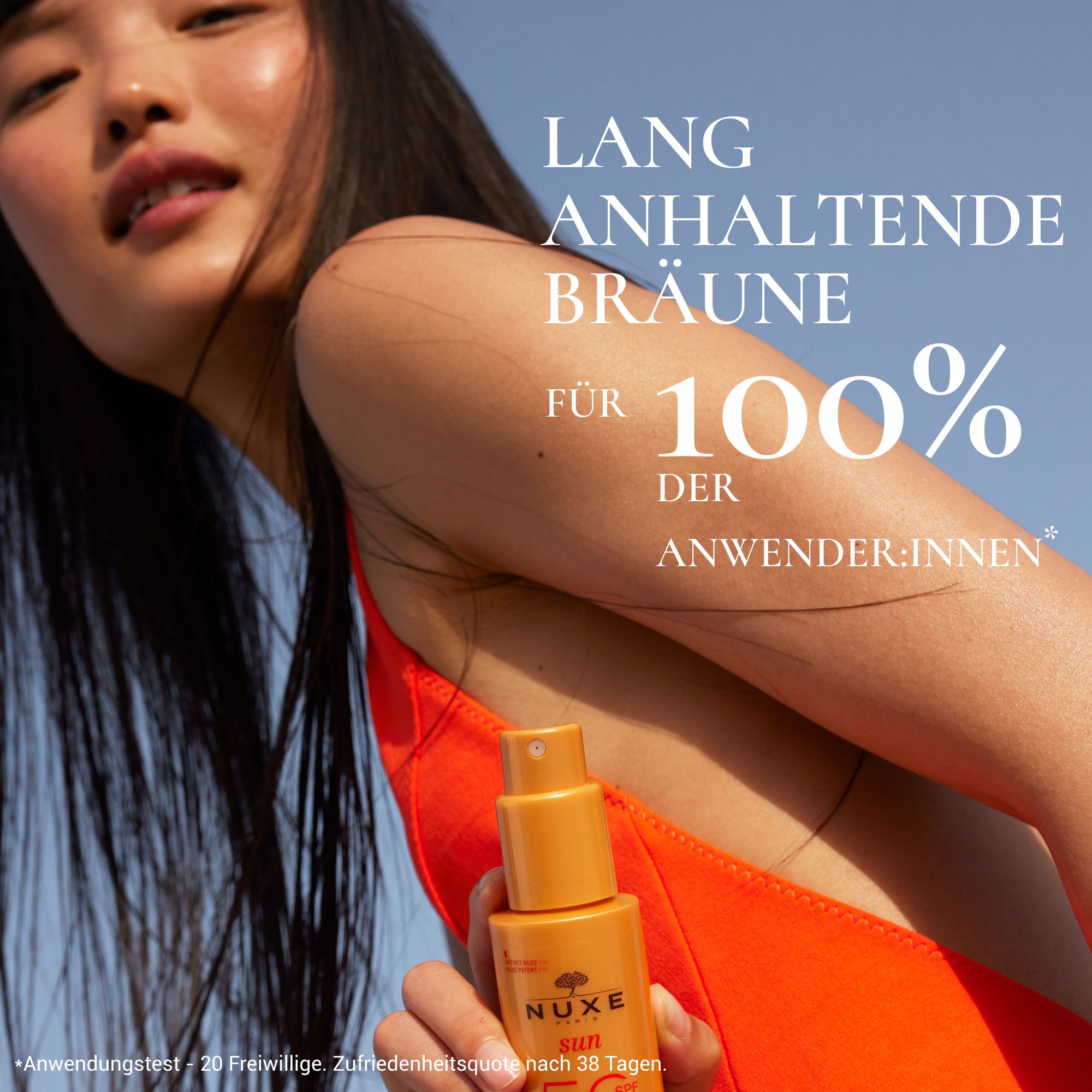 Frau mit rotem Badeanzug hält NUXE Sun Spray. Text: Lang anhaltende Bräune für 100% der Anwender:innen.