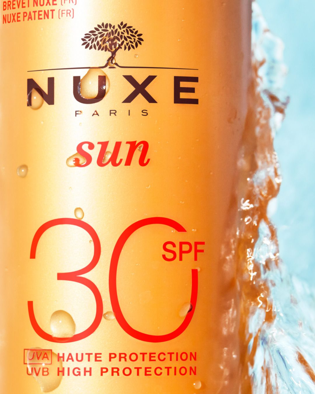Gelbe Sprayflasche im Wasser. Aufschrift: NUXE Sun, SPF 30. Text: UVA Haute Protection, UVB High Protection.