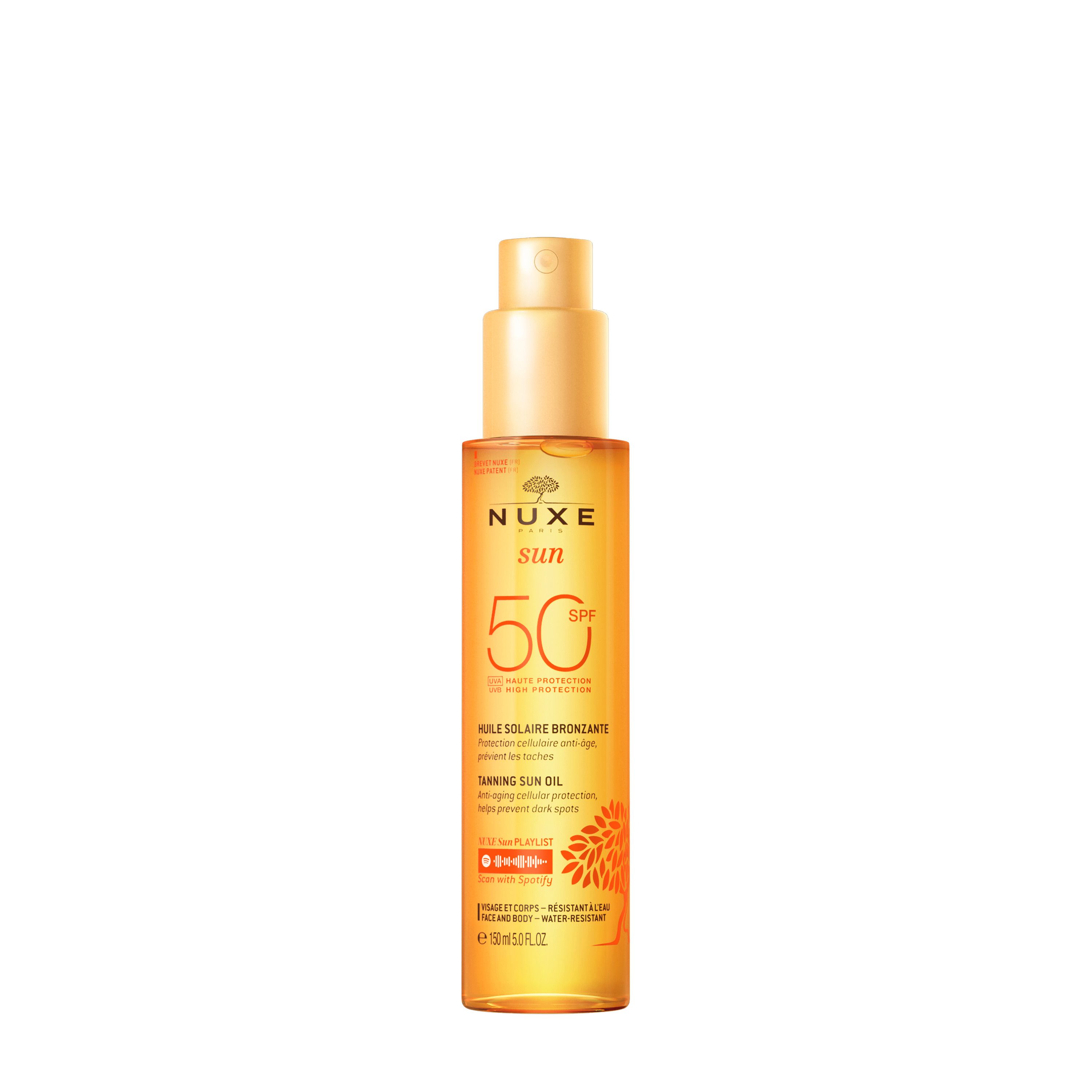 NUXE Sun Sonnenöl Gesicht & Körper LSF 50. Transparente Flasche mit Sprühkopf. Orangefarbene Flüssigkeit. Etikett mit Produktinformationen.