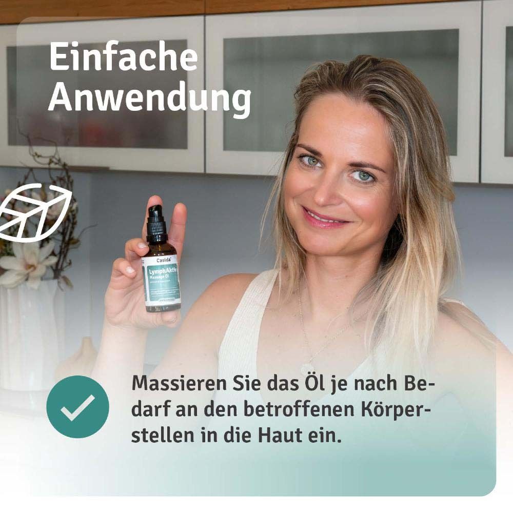 Frau hält Produktflasche. Massieren Sie das Öl je nach Bedarf an den betroffenen Körperstellen in die Haut ein.