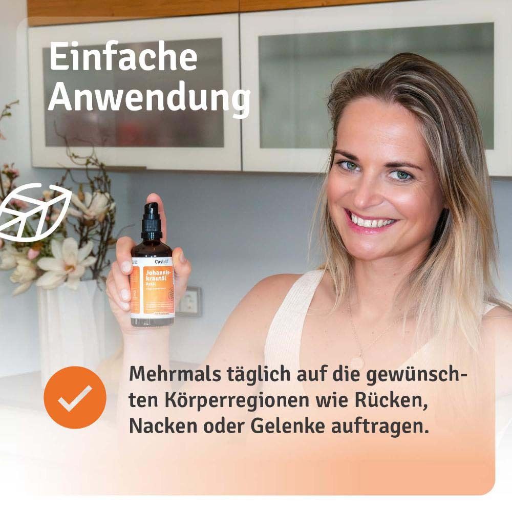 Frau hält Produktflasche. Text: Einfache Anwendung. Mehrmals täglich auf Körperregionen wie Rücken, Nacken oder Gelenke auftragen.