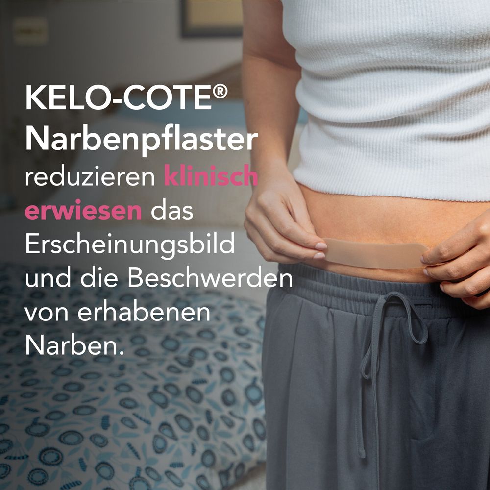 Person hält ein Pflaster auf dem Bauch. KELO-COTE® Narbenpflaster. Reduziert klinisch erwiesen das Erscheinungsbild von Narben.