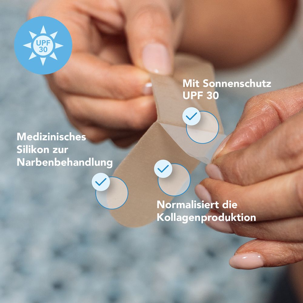 Person hält ein Pflaster. KELO-COTE® Pflaster mit Sonnenschutz UPF 30. Medizinischer Silikon. Normalisiert die Kollagenproduktion.