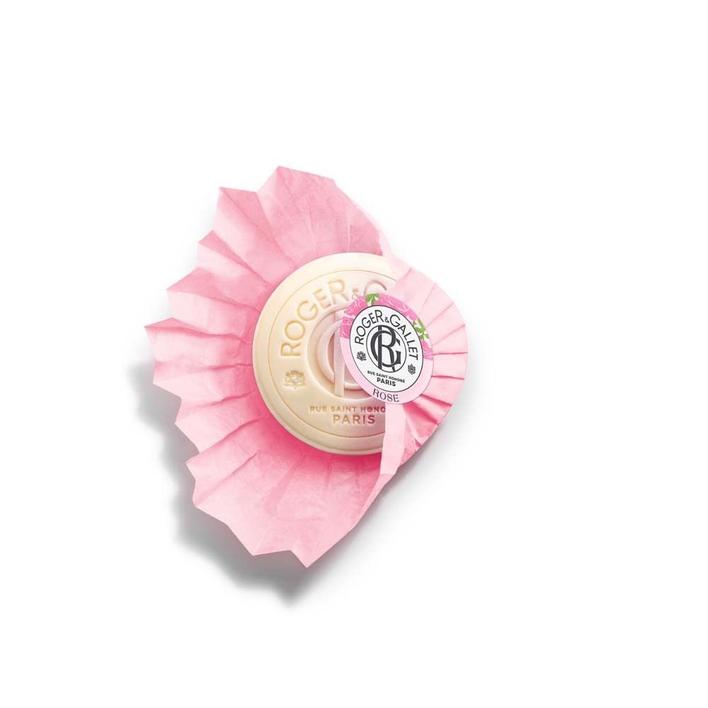 Runde, cremefarbene Seife in rosa Papierverpackung. Logo und Schriftzug.