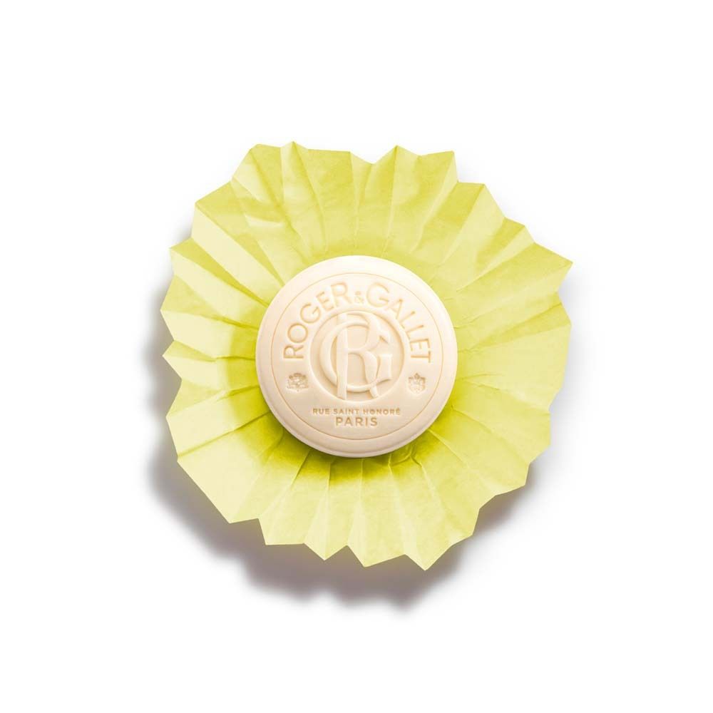Runde Seife auf gelbem Papier. Logo und Schriftzug: ROGER&GALLET, Fleur d'Osmanthus, Paris.