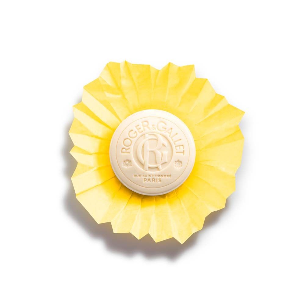 Runde, cremefarbene Seife mit gelber Papierverpackung. Auf der Seife steht ROGER&GALLET.