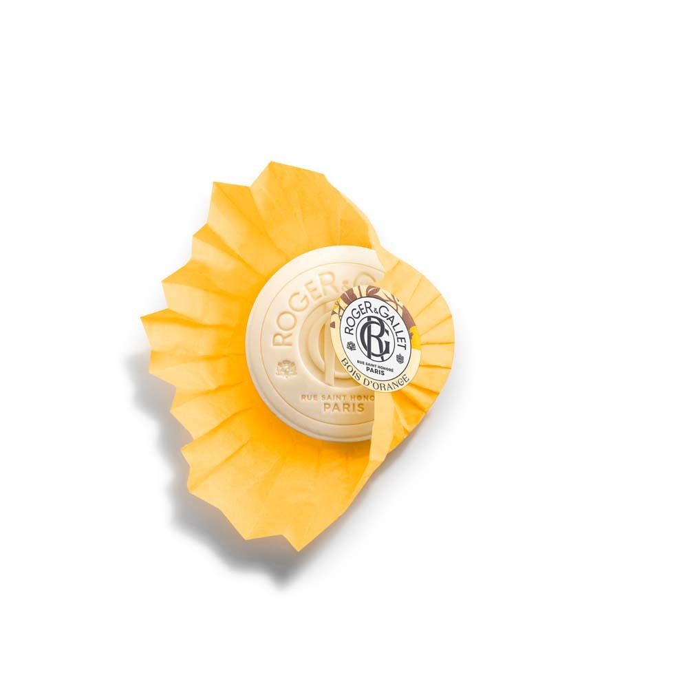 Gelbe Seife in gelbem Papier. Logo ROGER&GALLET, Bois d'Orange. Auf weißem Hintergrund.