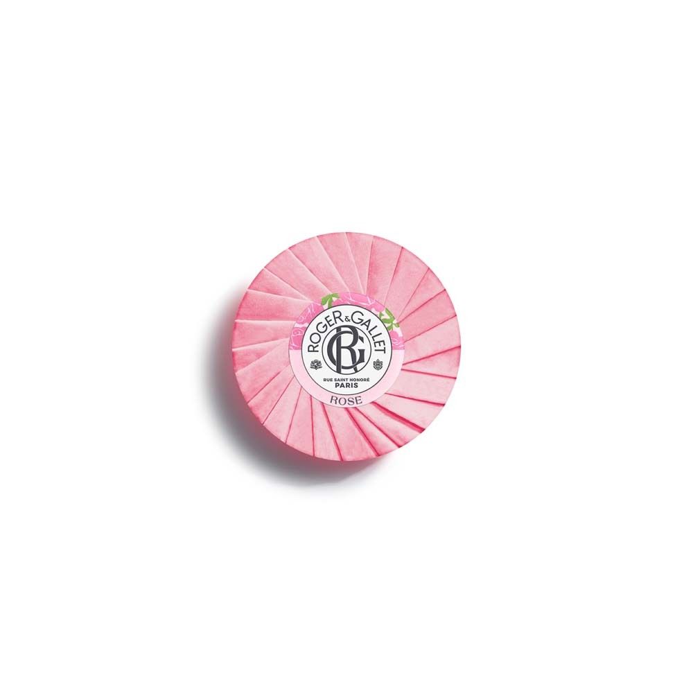 Runde, rosa Seife in rosa Papier verpackt. ROGER&GALLET Logo und "Rose" Schriftzug auf dem Papier.