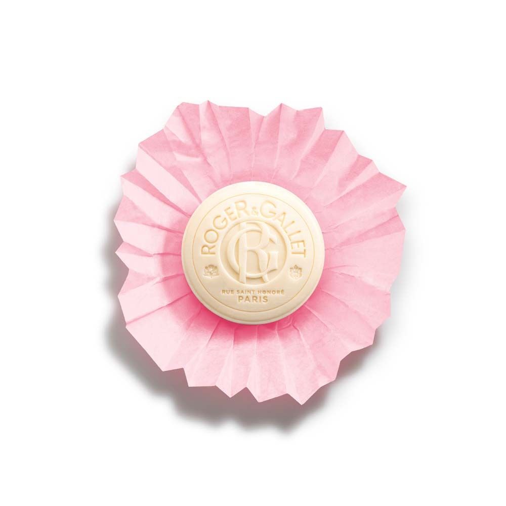 Runde Seife mit ROGER&GALLET Logo und "Rose" Schriftzug. Liegt auf rosa Papier.