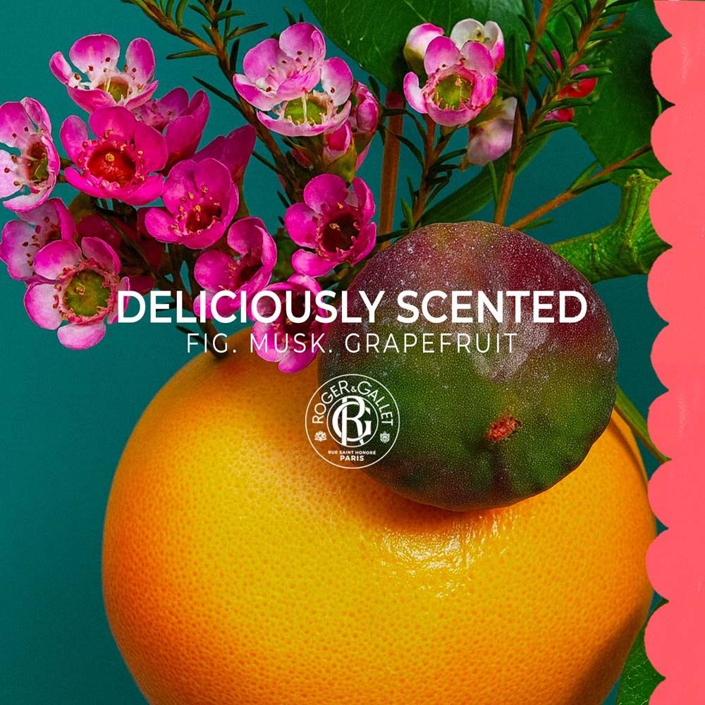 Stillleben mit Grapefruit, Feige und rosa Blüten. Text: Deliciously Scented, Fig. Musk. Grapefruit. Logo ROGER&GALLET.