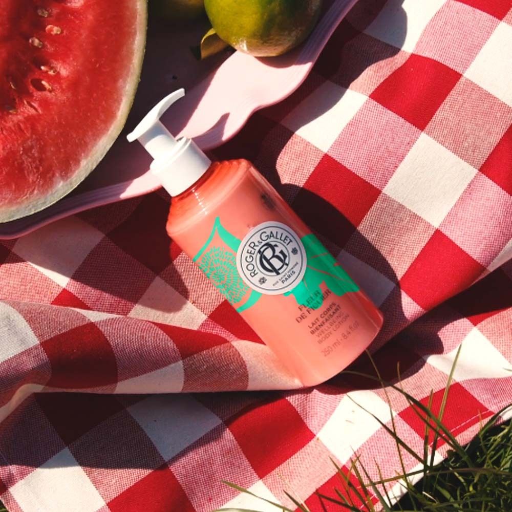 Flasche ROGER&GALLET Fleur de Figuier Körpermilch auf Picknickdecke. Logo und Produktname.