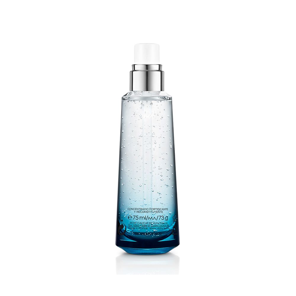 Eine Flasche Vichy Minéral 89. Blaue Flüssigkeit in einer transparenten Flasche.