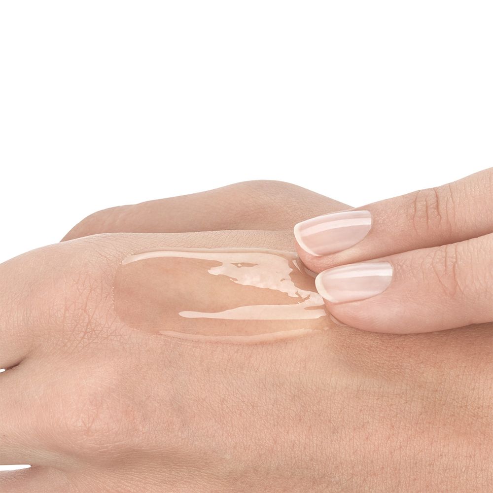 Eine Hand mit Serum. Klare, gelartige Substanz auf der Haut.