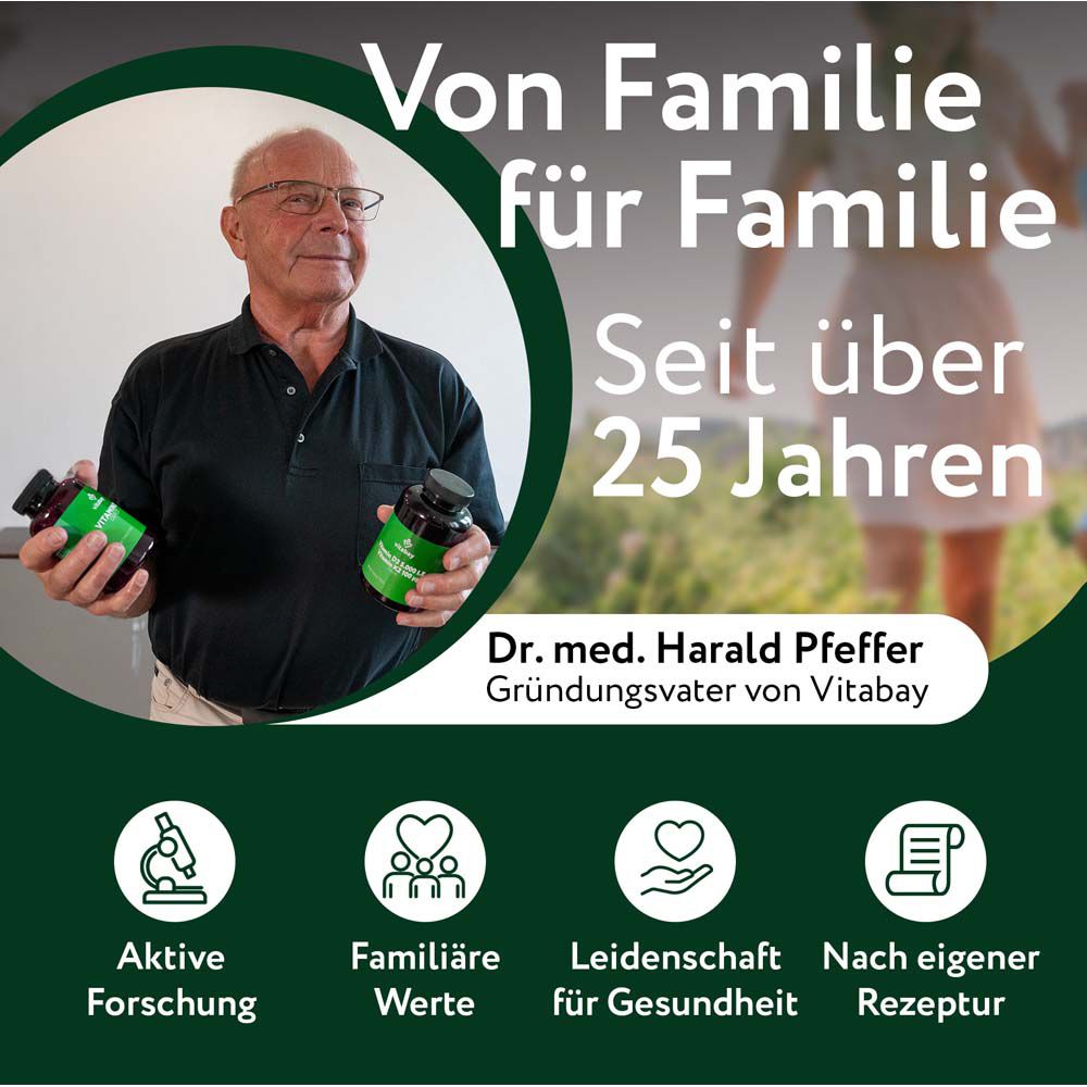 Mann hält zwei Flaschen Nahrungsergänzungsmittel. Vitabay Logo oben rechts.