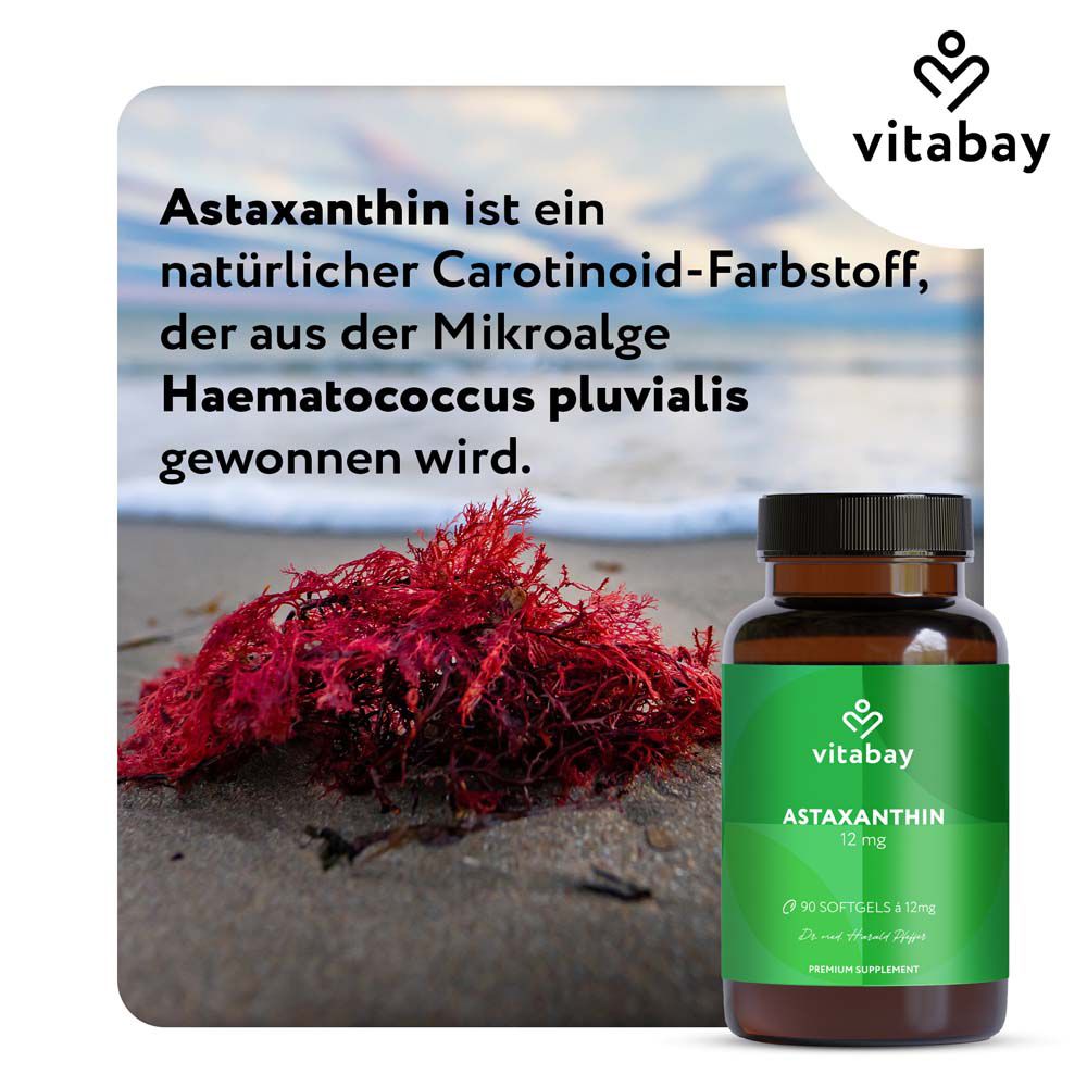 Flasche Astaxanthin 12mg mit 60 Softgels. Algen auf Sand am Strand.