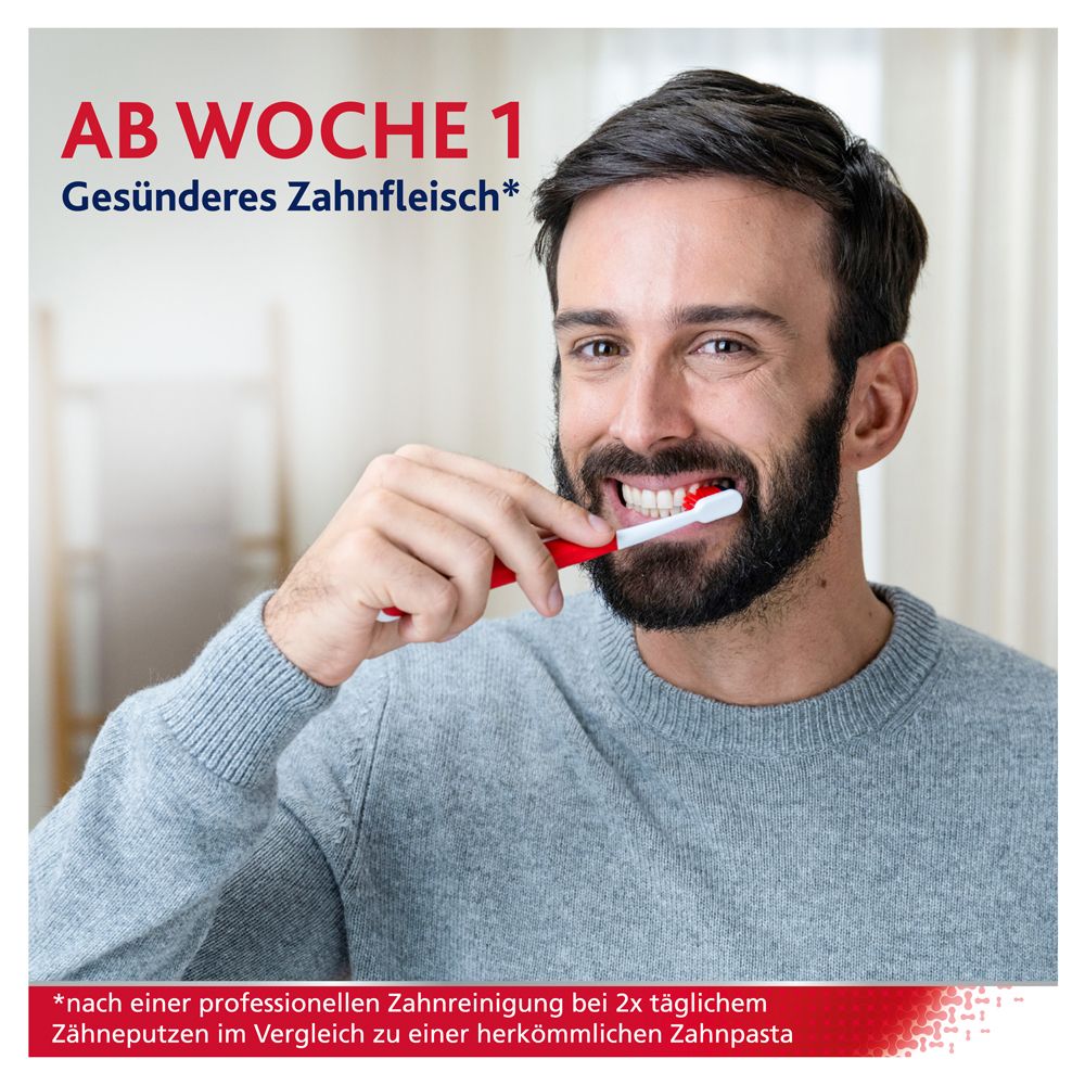 Mann putzt Zähne. Text: Ab Woche 1 Gesünderes Zahnfleisch.