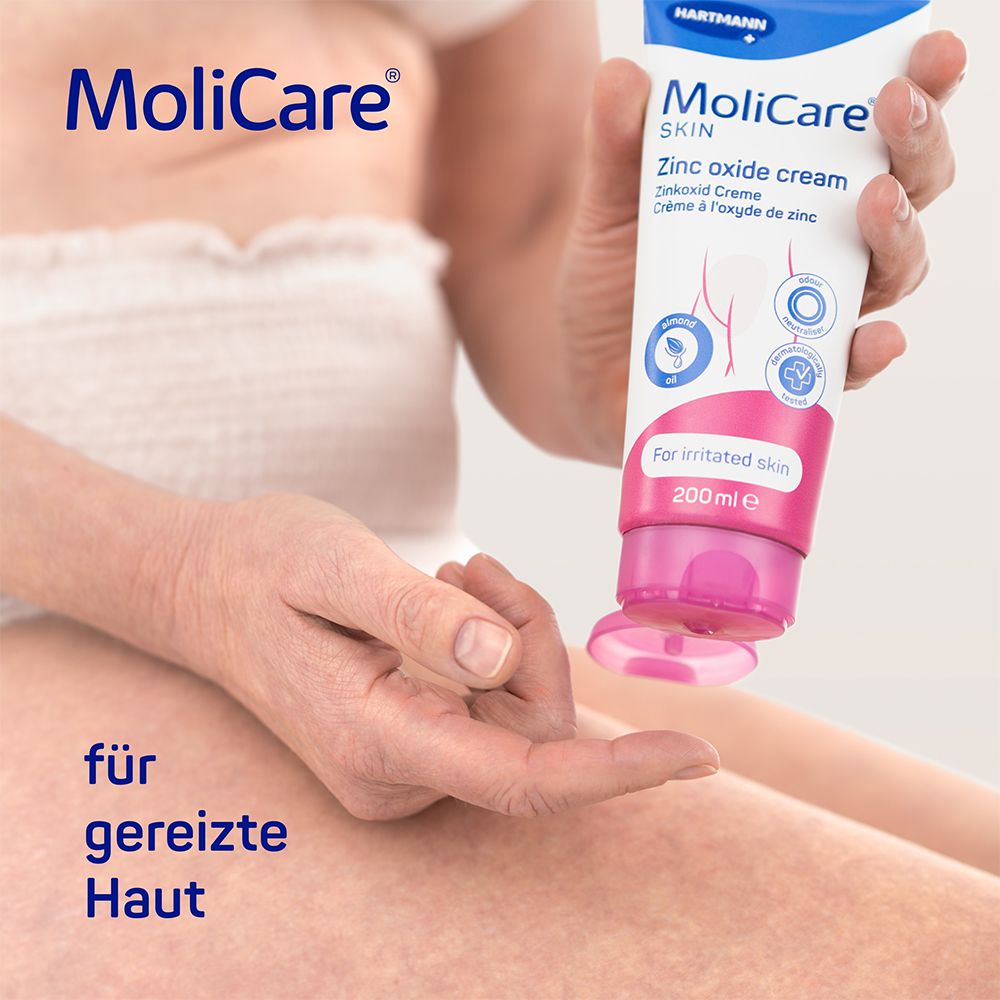 Person hält Tube MoliCare Skin Zinkoxid Creme. Tube wird auf Haut aufgetragen. Text: Zinkoxid Creme, für irritierte Haut.