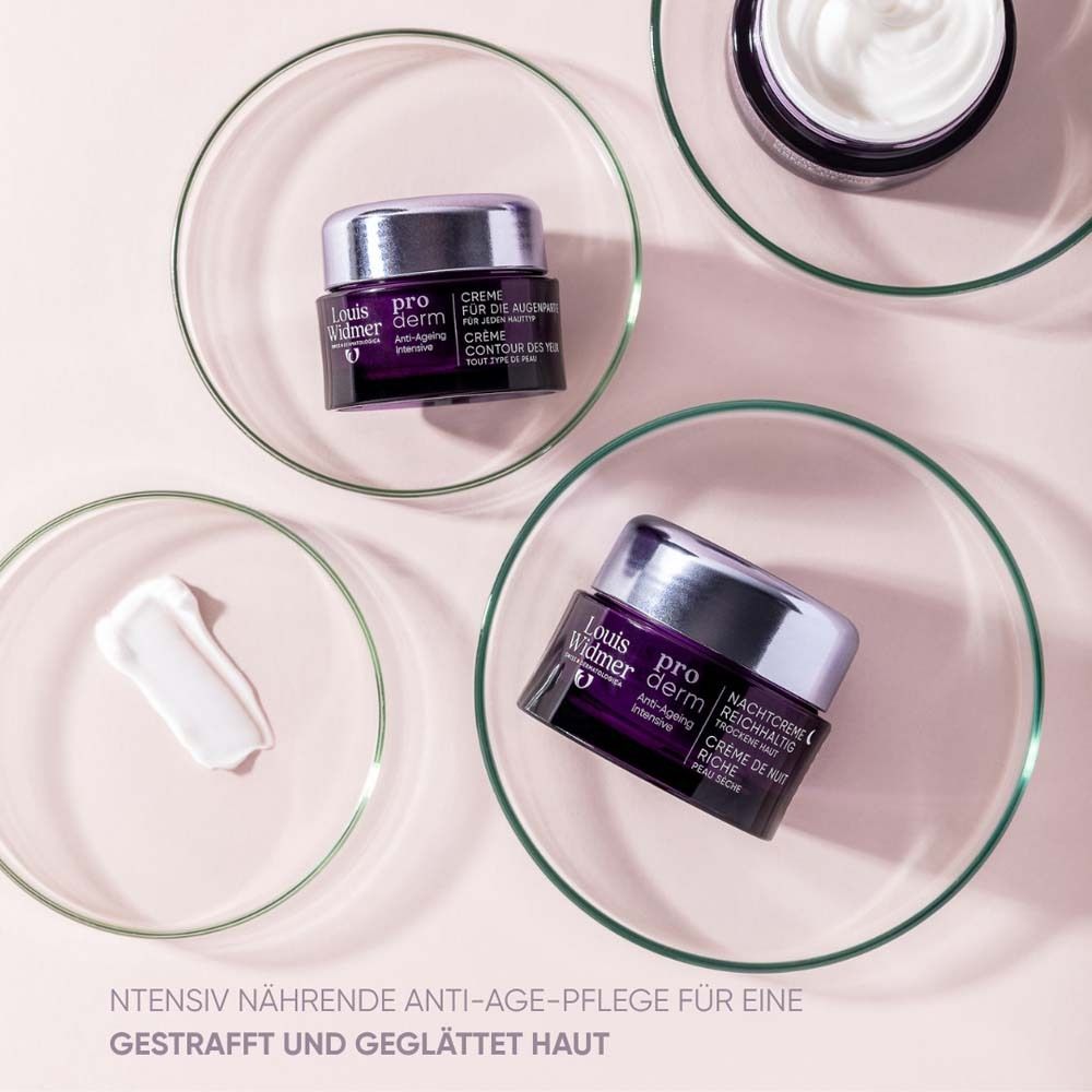 Drei Cremetiegel in Glasbehältern. Aufschrift: Louis Widmer, pro derm. Eine Creme-Probe daneben. Rosa Hintergrund.