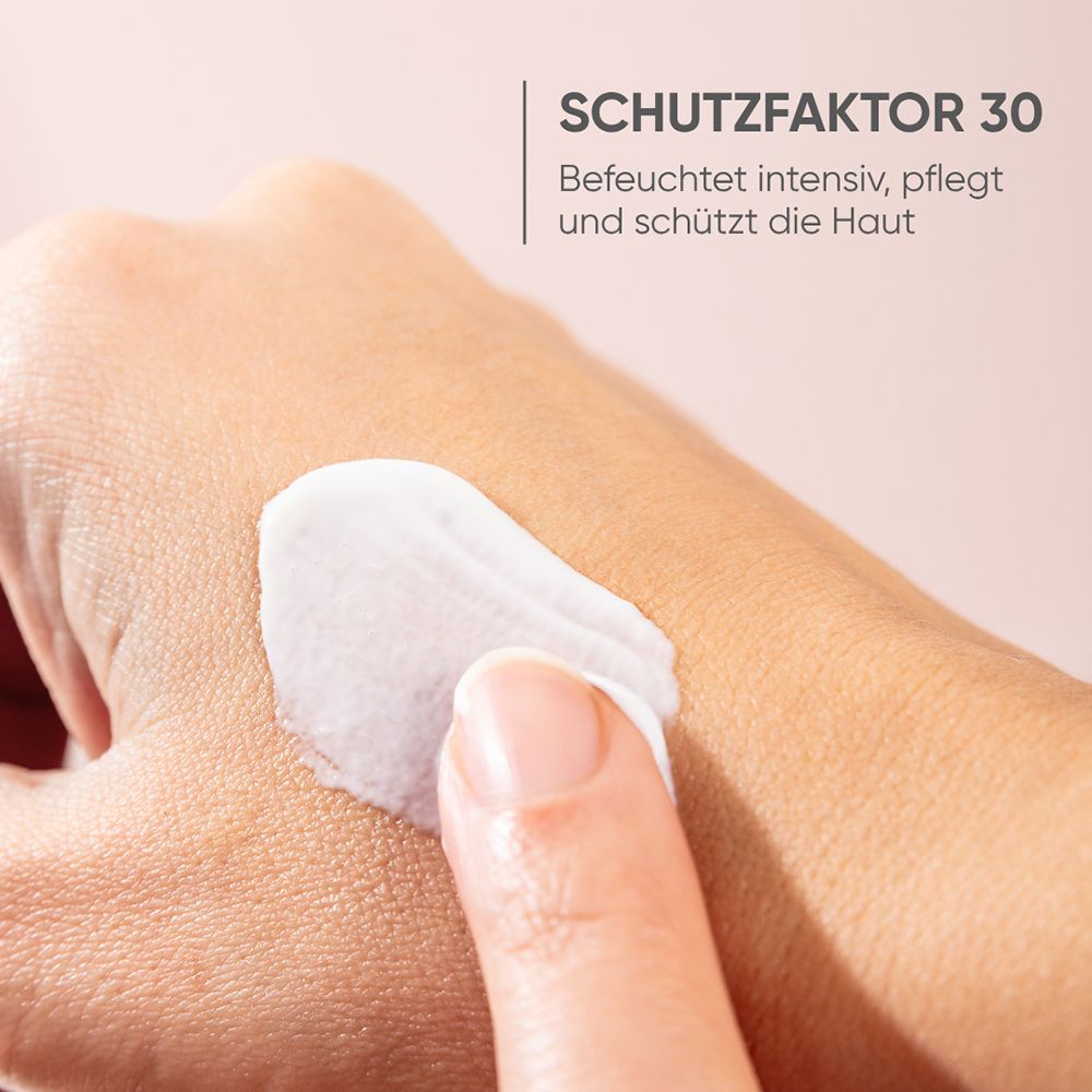 Creme der Louis Widmer hydraderm Tagesemulsion UV 30 auf einer Hand, die Schutzfaktor 30 bietet.