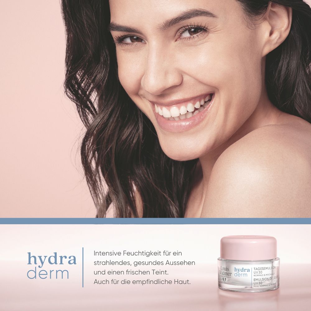 Lächelnde Frau mit strahlender Haut, neben einem Tiegel Louis Widmer hydraderm Tagesemulsion UV 30.