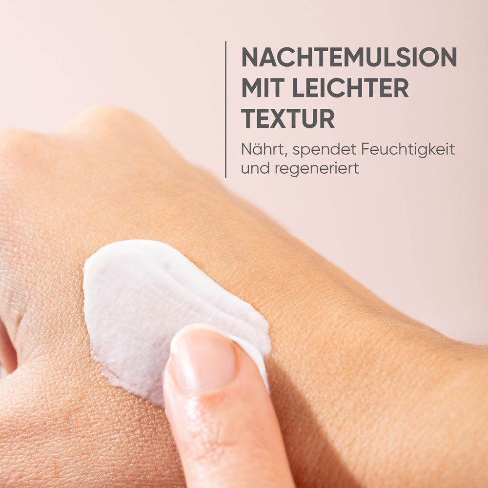 Louis Widmer hydraderm Nachtemulsion wird auf die Haut aufgetragen, leichte Textur.