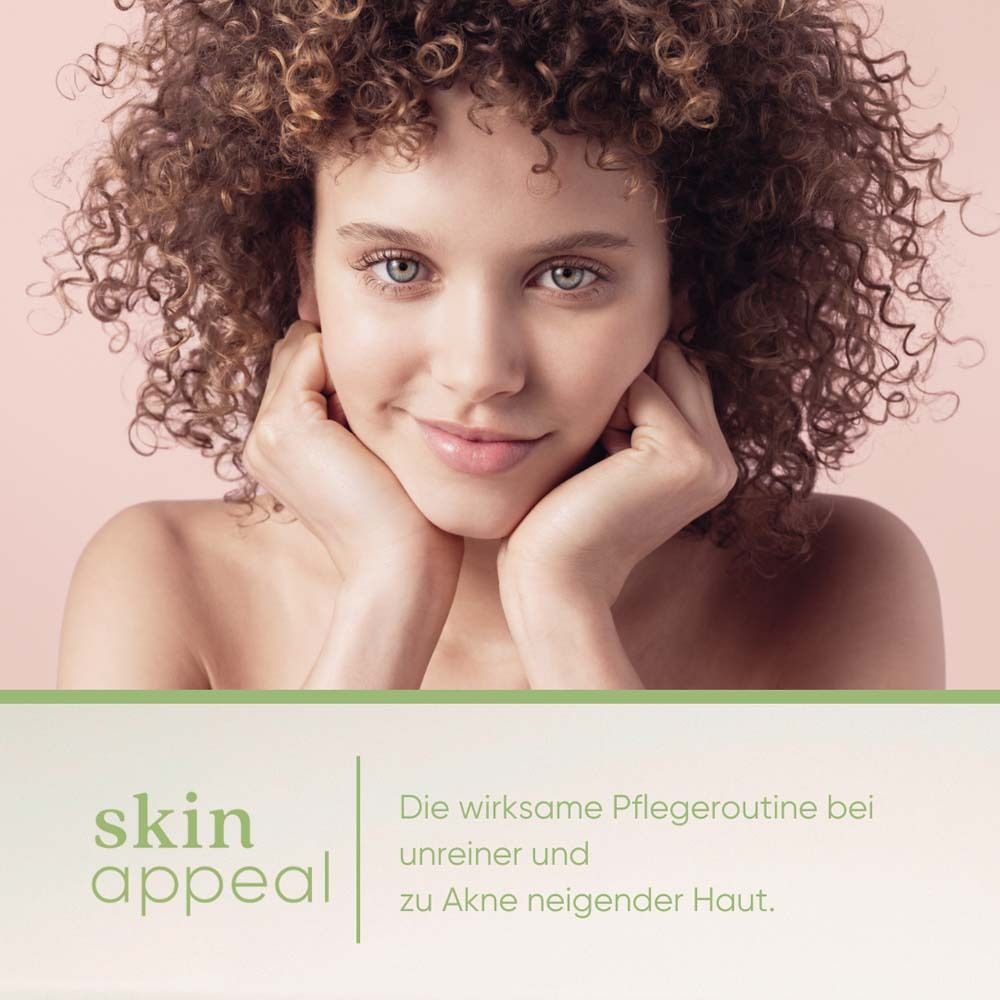 Porträt einer Frau mit lockigem Haar. Text: skin appeal, Die wirksame Pflegeroutine bei unreiner und zu Akne neigender Haut.