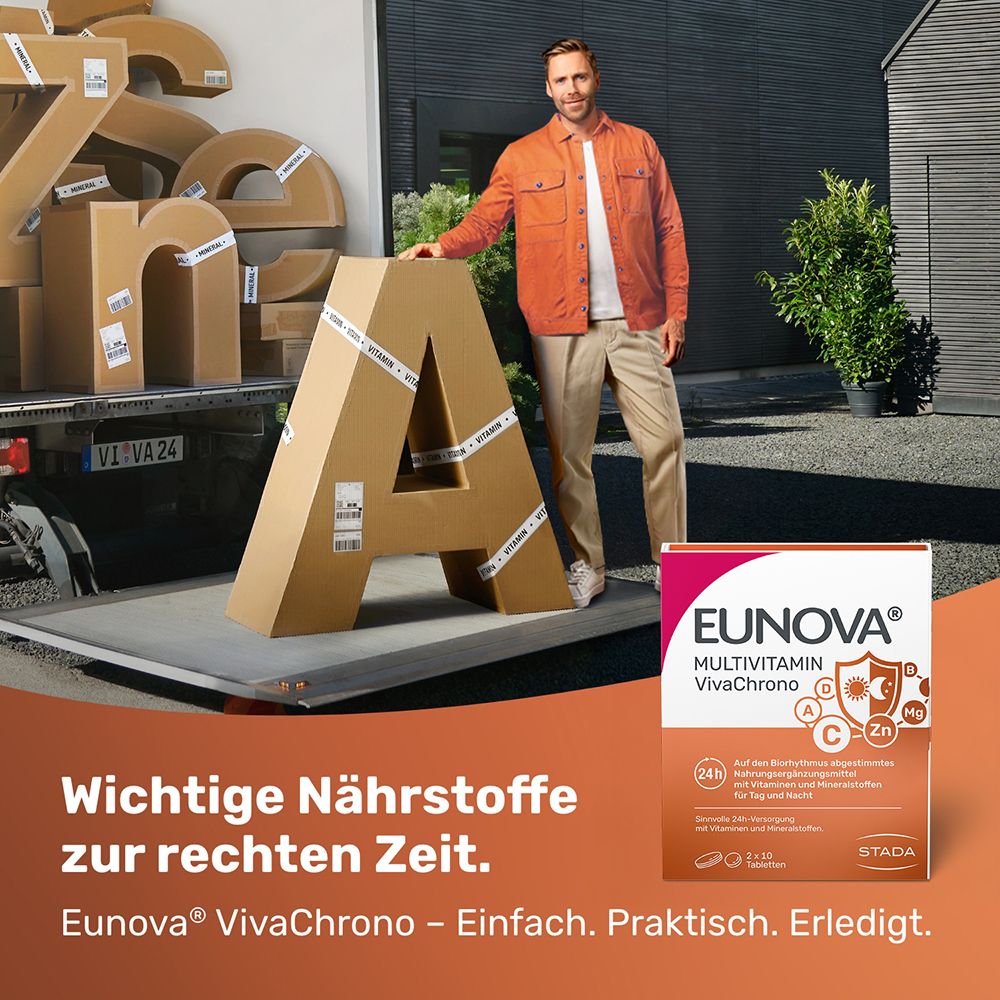 Mann steht neben einem großen Pappbuchstaben 'A'. EUNOVA® VivaChrono-Packung. Text: Wichtige Nährstoffe zur rechten Zeit.
