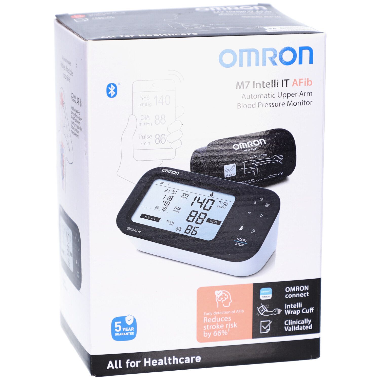 Verpackung des OMRON M7 Intelli IT AFib. Zeigt das Gerät, Manschette und Display mit Messwerten. Bluetooth-Logo.
