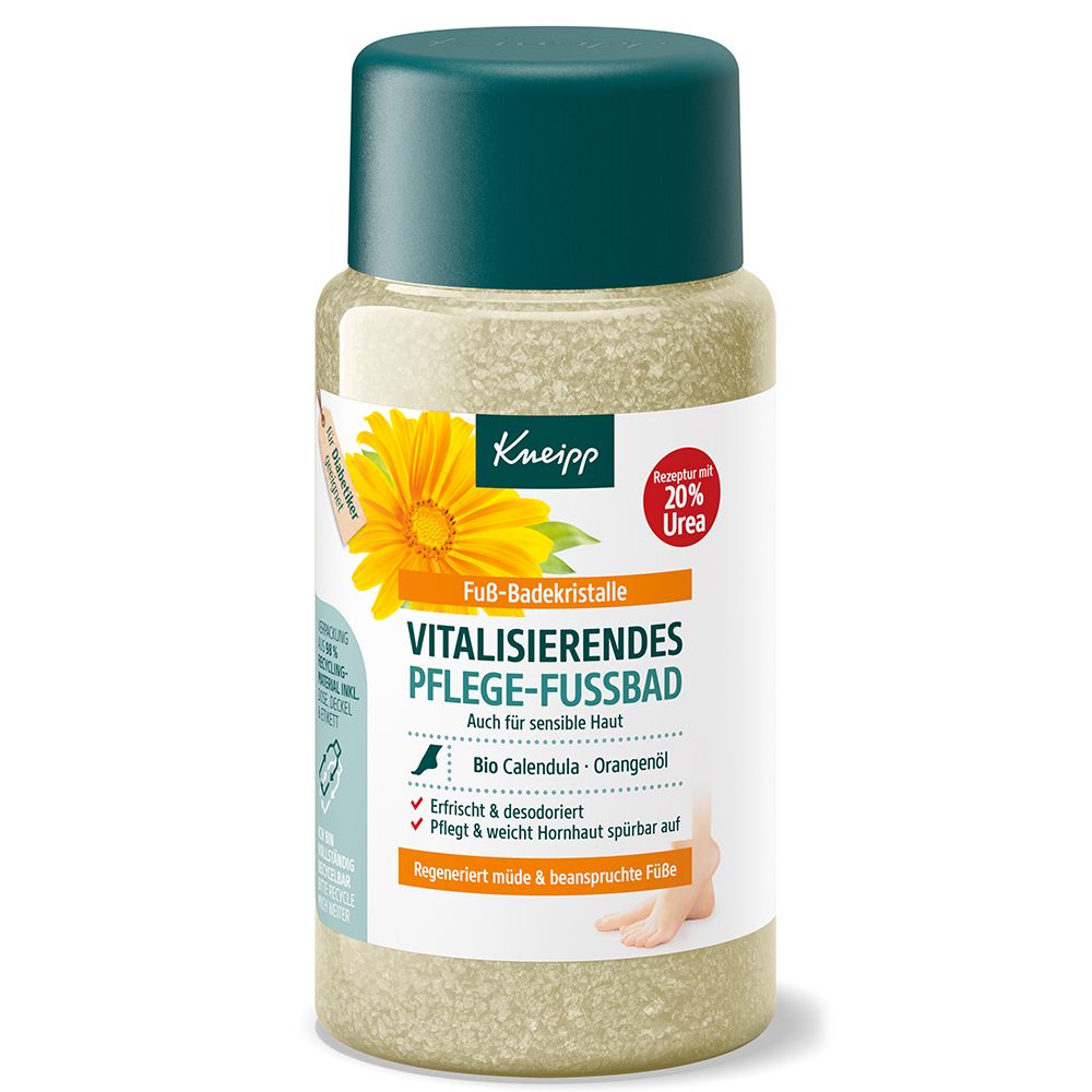 Fußbadkristalle in einer transparenten Flasche mit grünem Deckel. Aufschrift: Vitalisierendes Pflege-Fußbad.