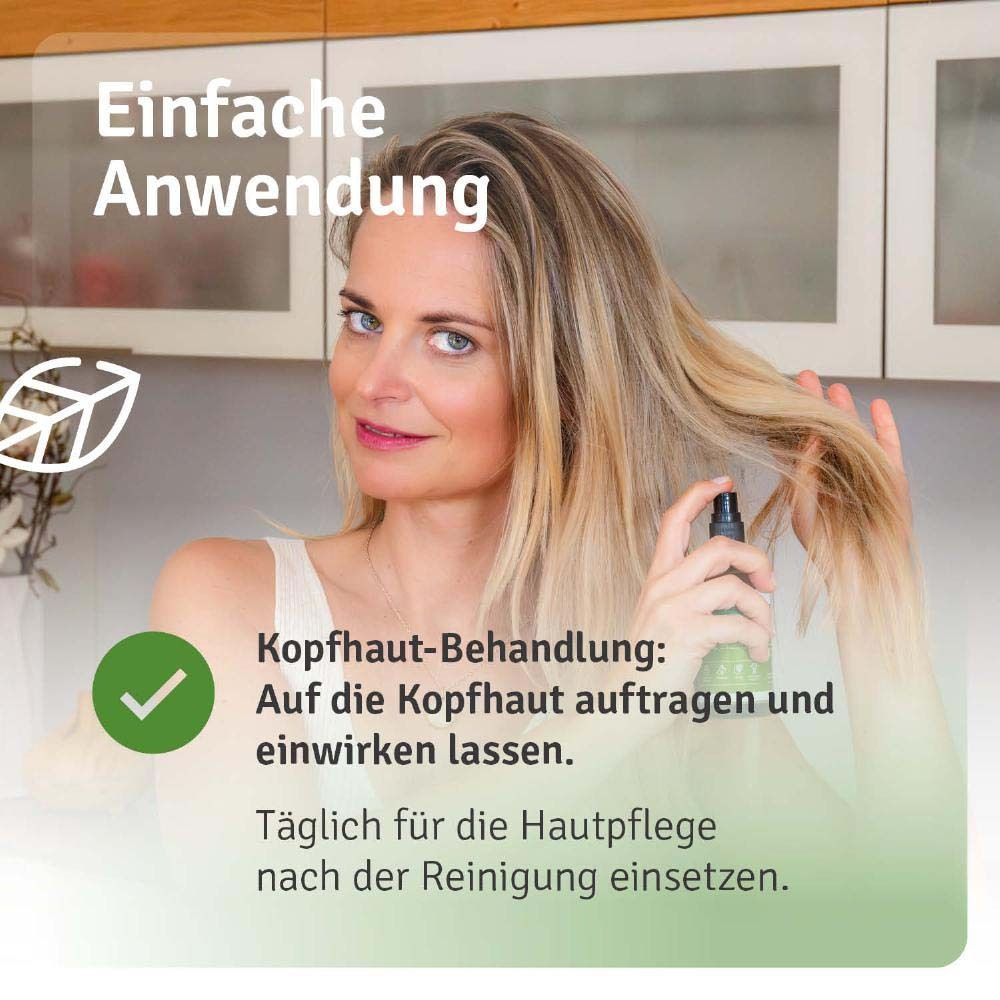 Frau sprüht Produkt auf ihr Haar. Text: Anwendung: Auf die Kopfhaut auftragen und einwirken lassen. Täglich nach der Reinigung.