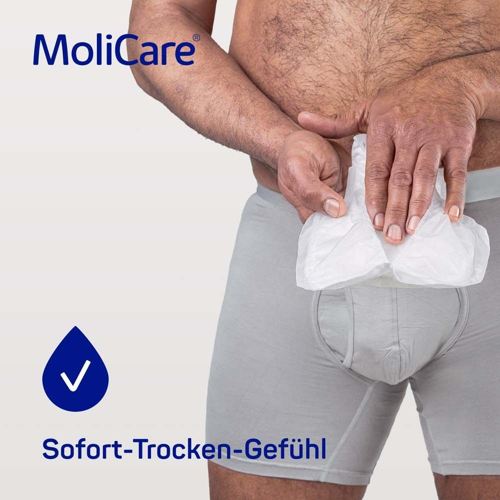 Mann in Unterhose hält Pad. Sofort-Trocken-Gefühl-Symbol. MoliCare Logo.