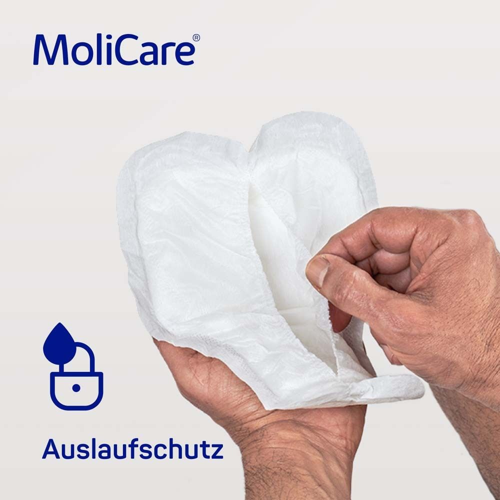 MoliCare MEN Pad, weiß, in Händen gehalten. Auslaufschutz. Anatomische Form.